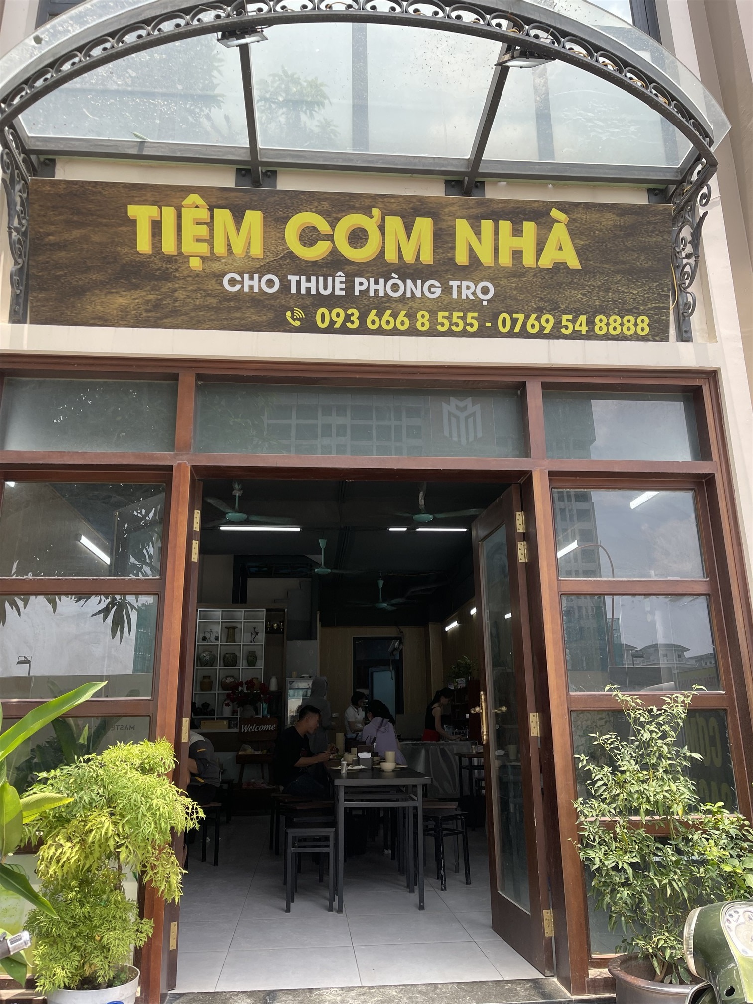Tiệm cơm nhà