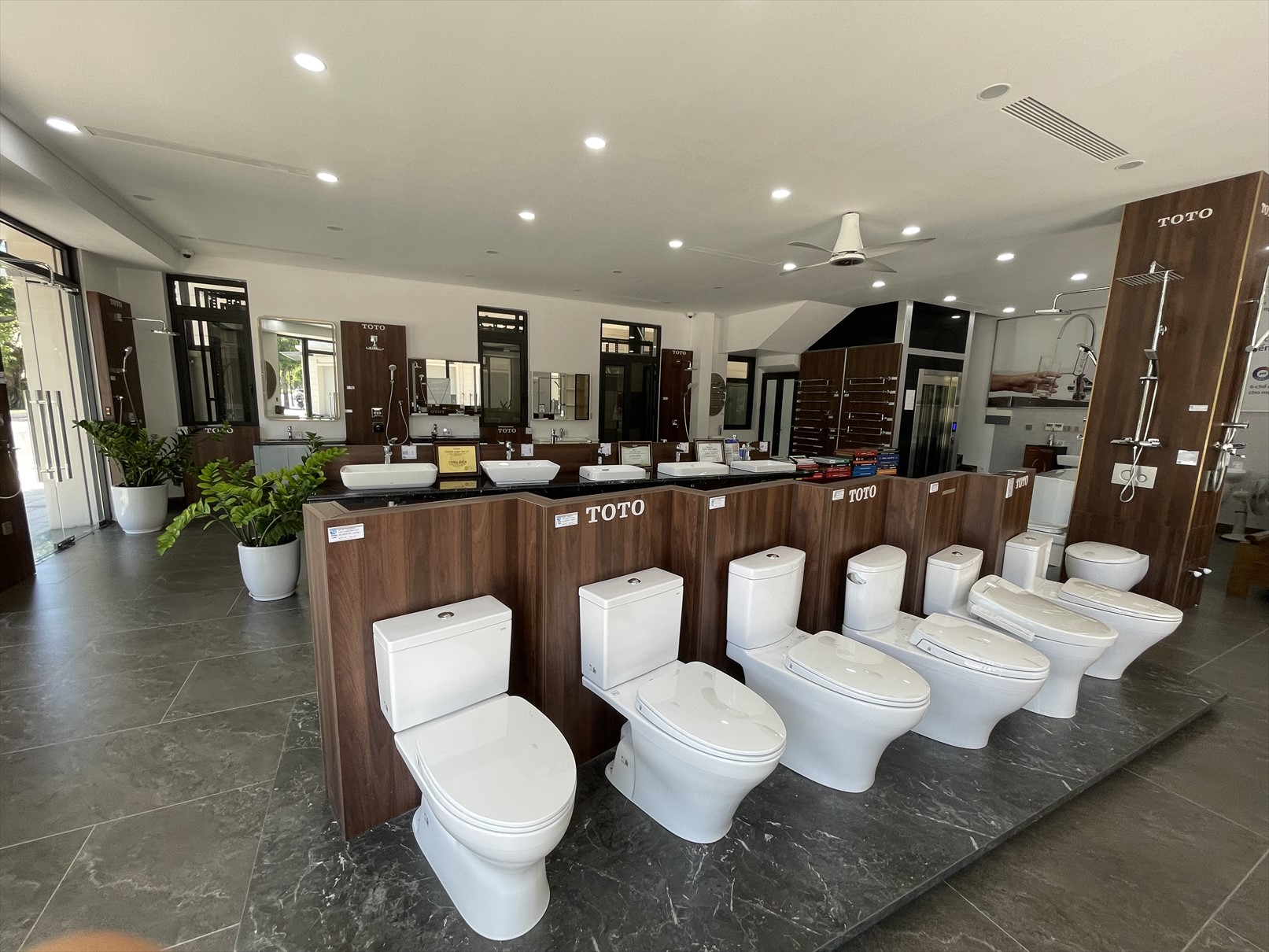 SHOWROOM TOTO LONG BIÊN