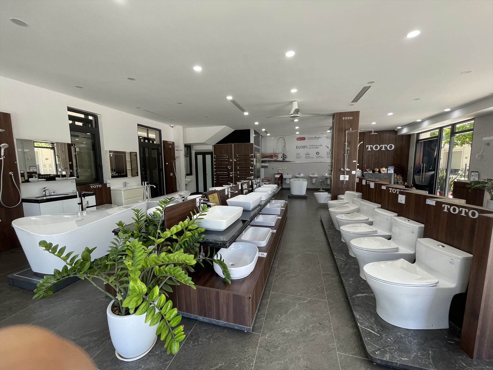 SHOWROOM TOTO LONG BIÊN