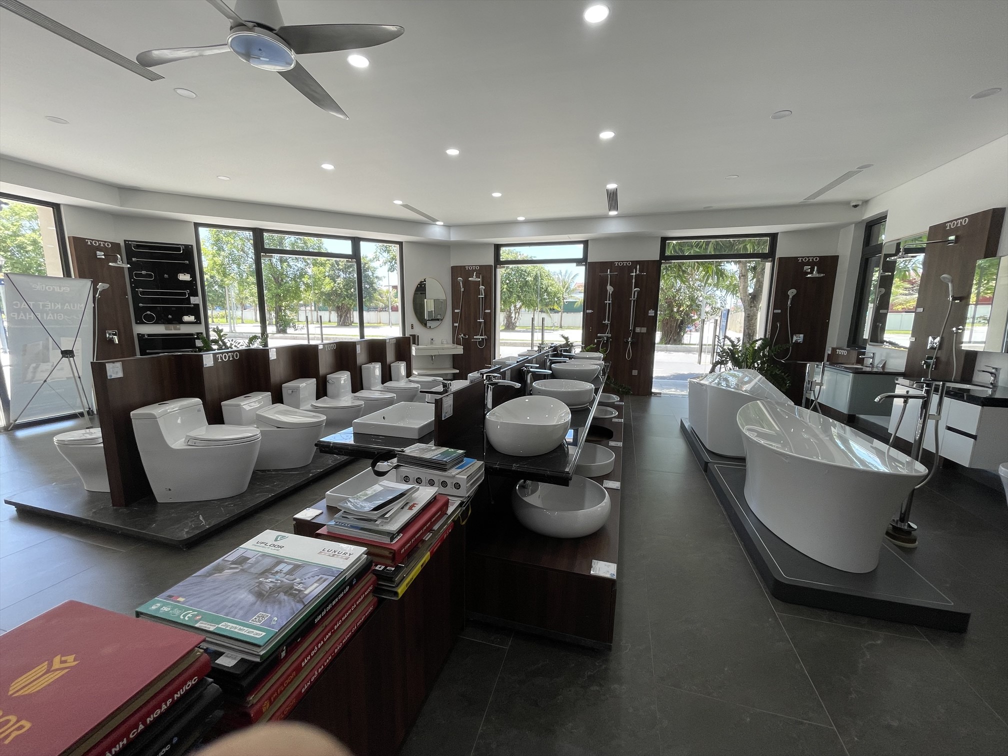 SHOWROOM TOTO LONG BIÊN